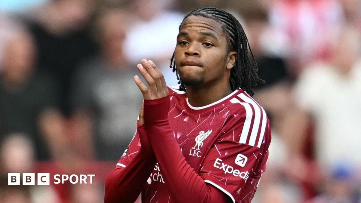 Jugador de Liverpool haciendo gesto de agradecimiento Jugador de Liverpool haciendo gesto de agradecimiento