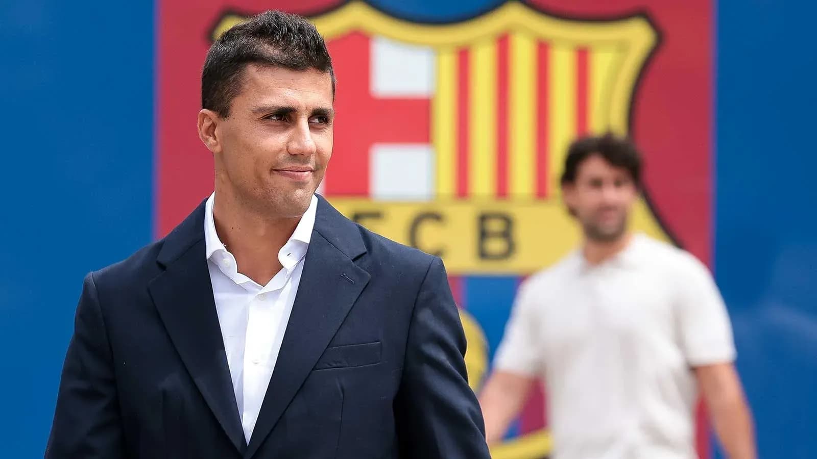 Persona en traje frente al logo del FC Barcelona Persona en traje frente al logo del FC Barcelona