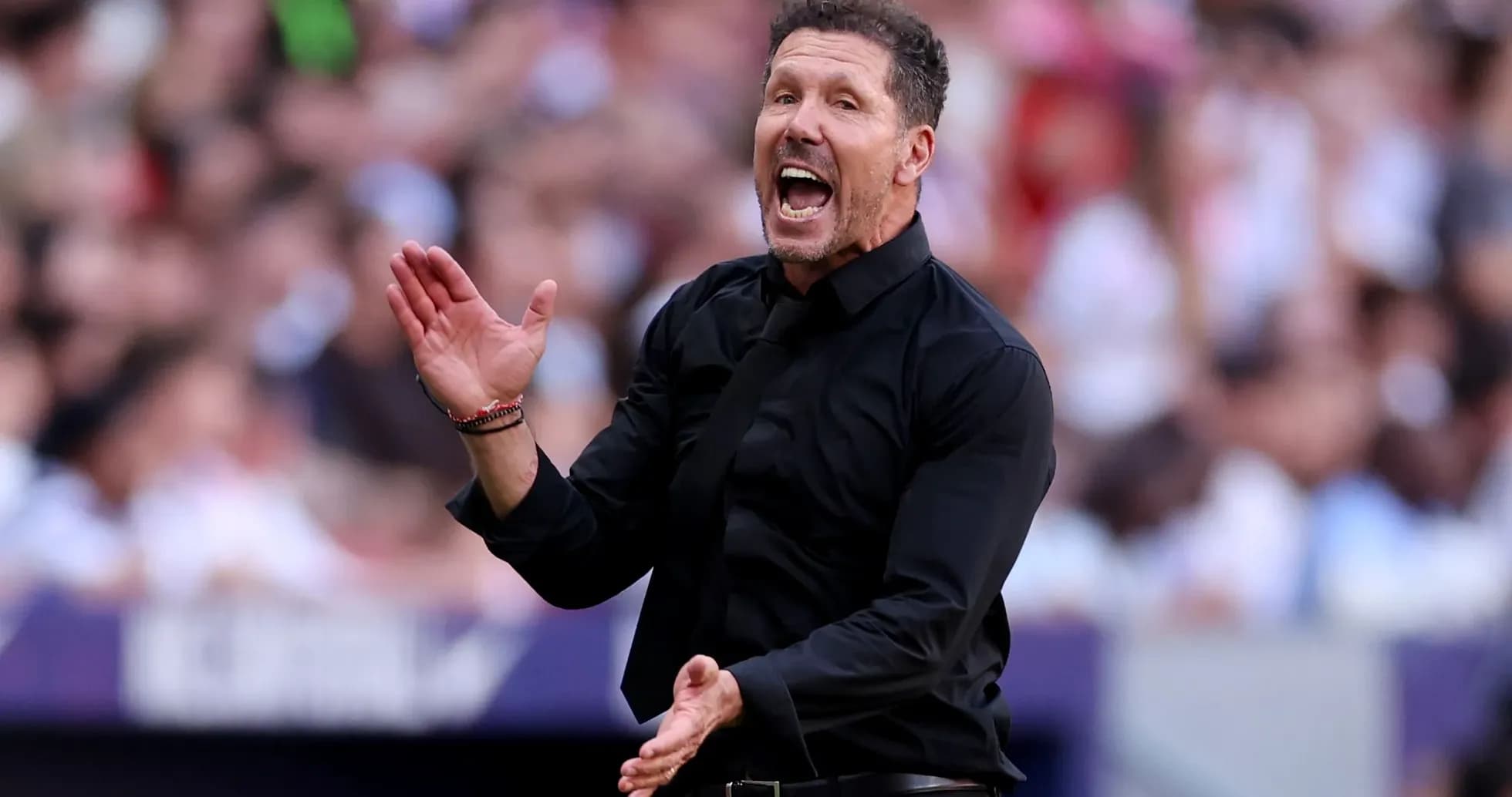 Entrenador dirigiendo a su equipo durante un partido Entrenador dirigiendo a su equipo durante un partido
