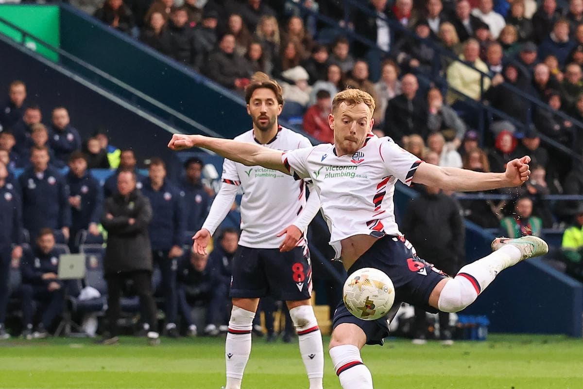 Jugador de Bolton disparando el balón en el partido Jugador de Bolton disparando el balón en el partido