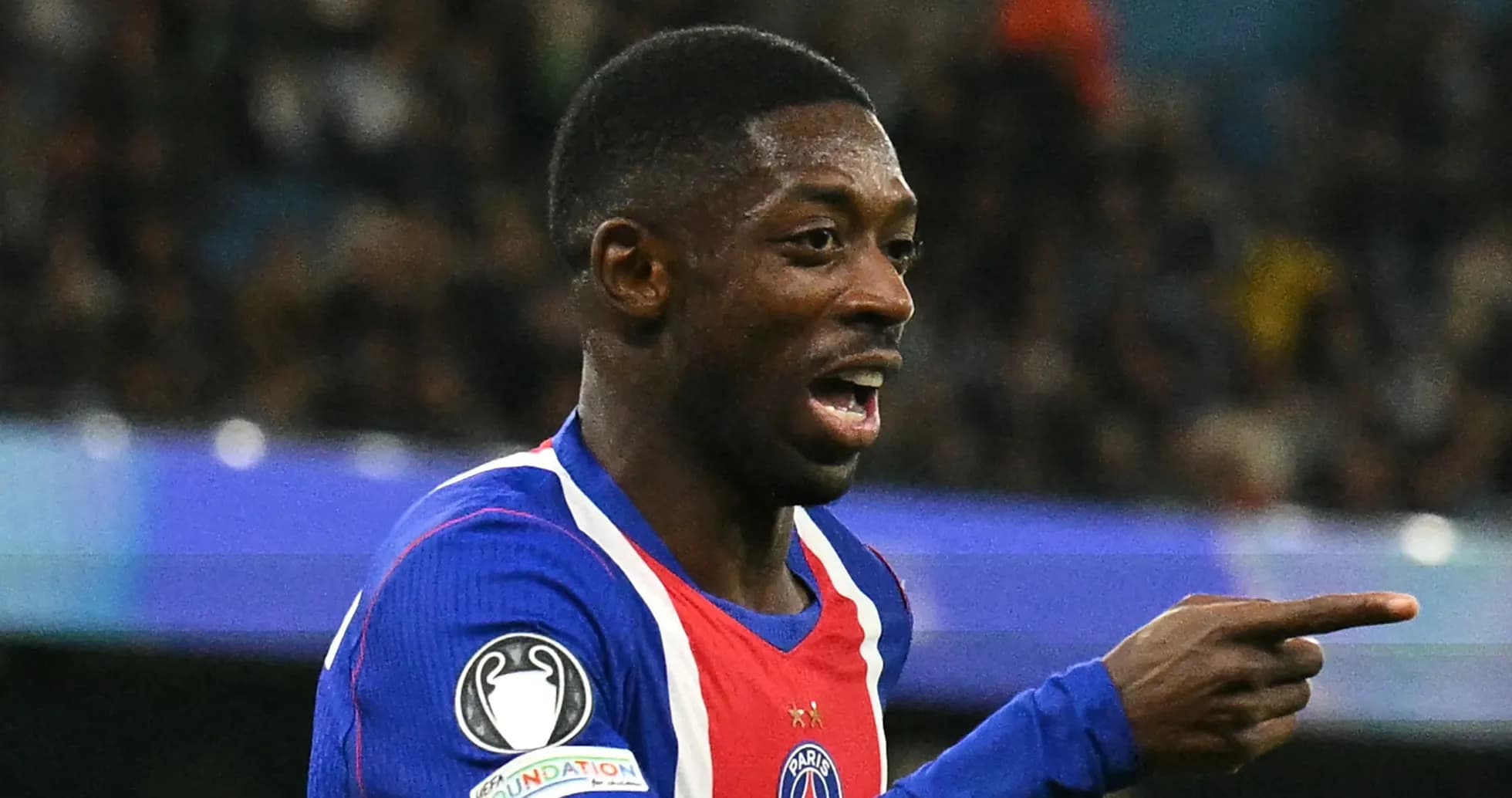 Jugador de PSG señalando durante un partido Jugador de PSG señalando durante un partido