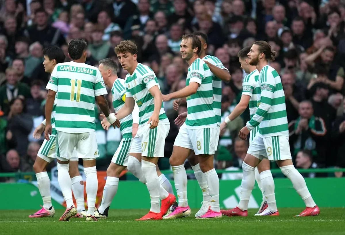 Jugadores de Celtic celebrando un gol en el estadio Jugadores de Celtic celebrando un gol en el estadio
