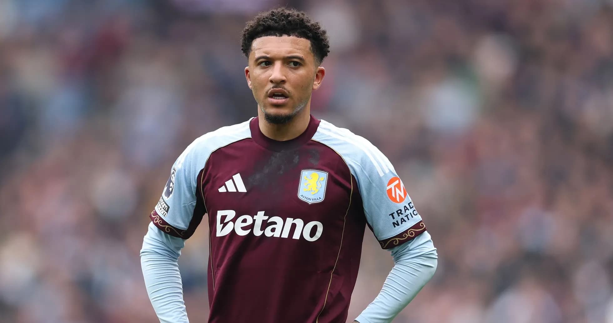 Jugador de Aston Villa durante el partido Jugador de Aston Villa durante el partido