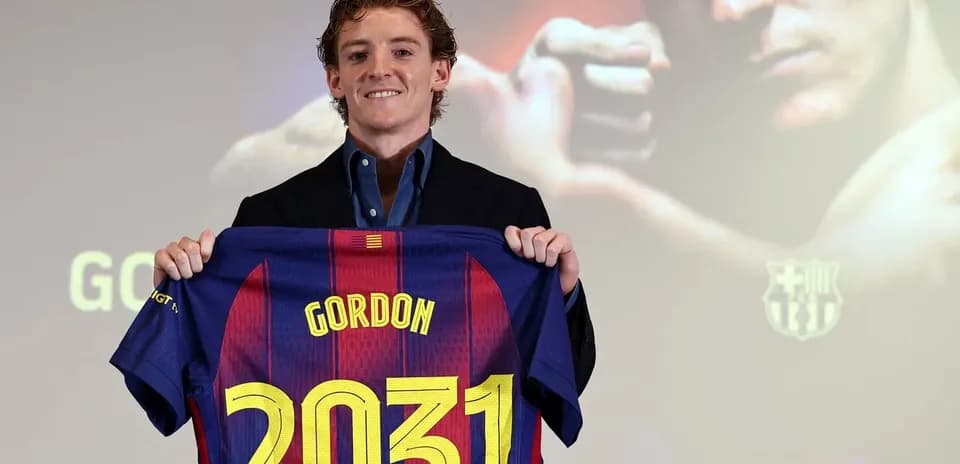 Jugador presenta camiseta de FC Barcelona con nombre Gordon Jugador presenta camiseta de FC Barcelona con nombre Gordon