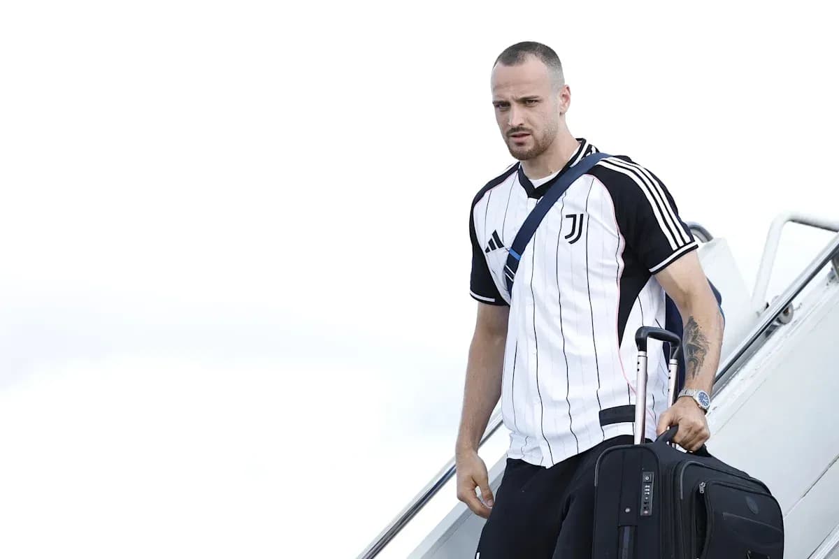 Jugador de Juventus bajando de un avión con maleta Jugador de Juventus bajando de un avión con maleta