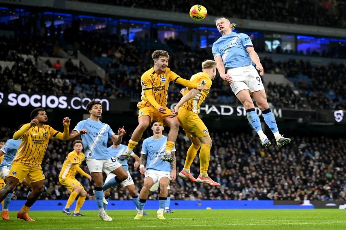 Erling Haaland saltando para cabecear el balón Erling Haaland saltando para cabecear el balón