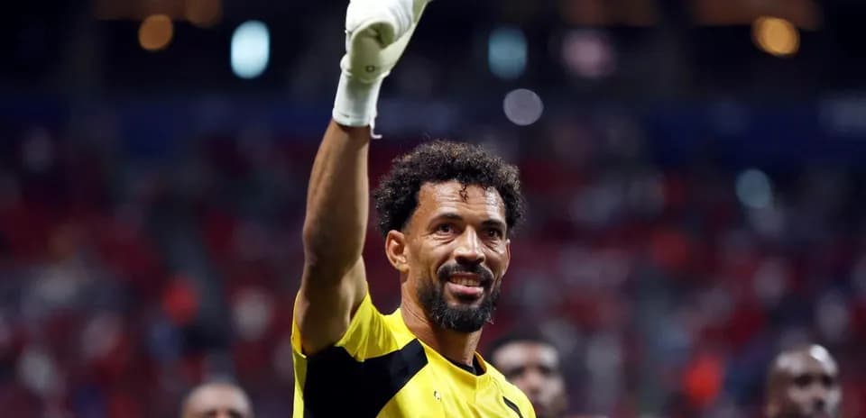 Portero levantando la mano tras un partido Portero levantando la mano tras un partido