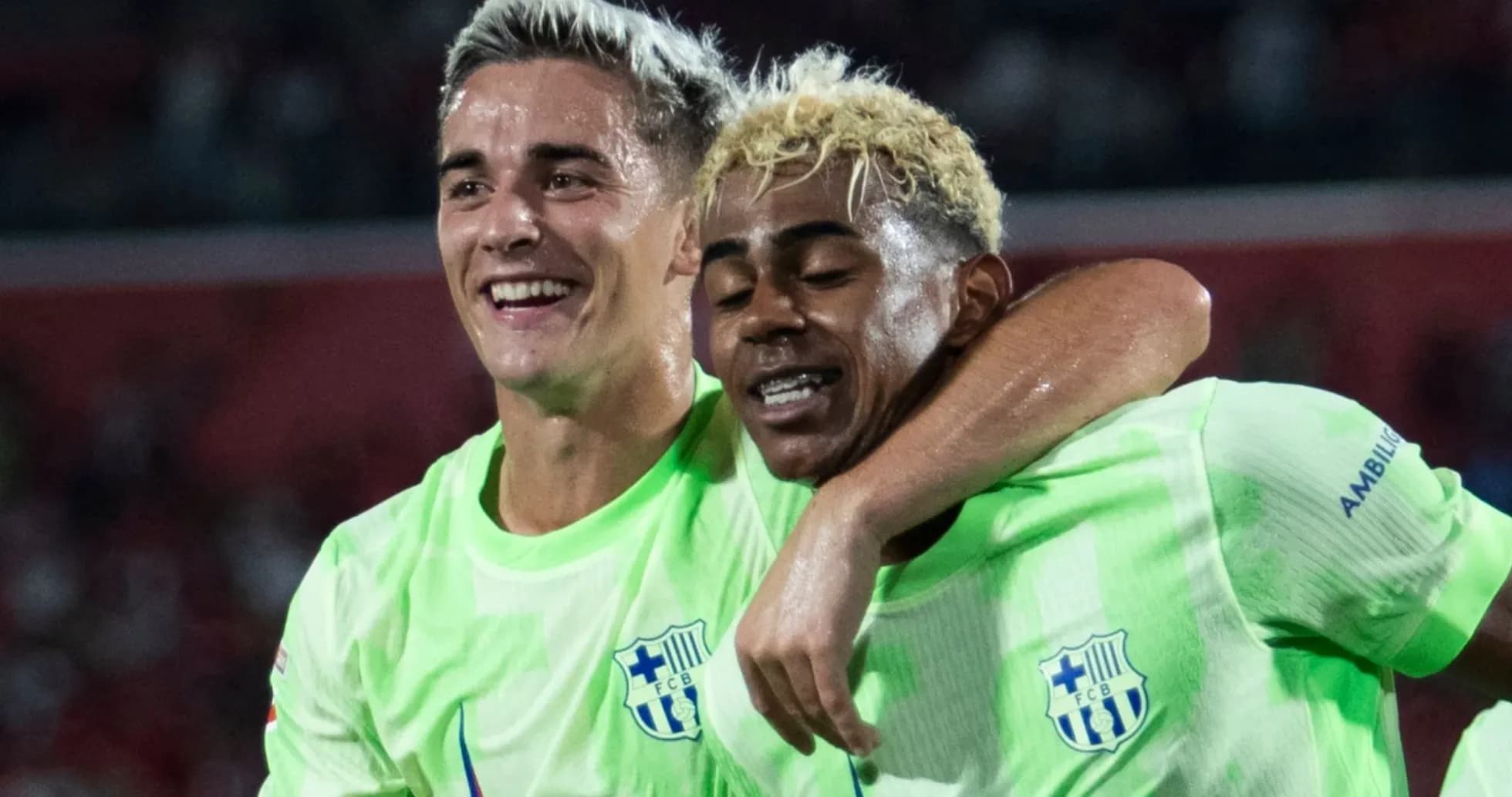 Dos jugadores abrazados celebrando un gol Dos jugadores abrazados celebrando un gol