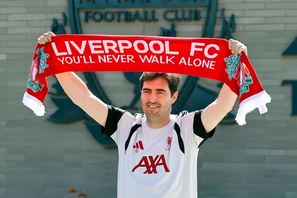 Jugador sosteniendo una bufanda de Liverpool FC Jugador sosteniendo una bufanda de Liverpool FC