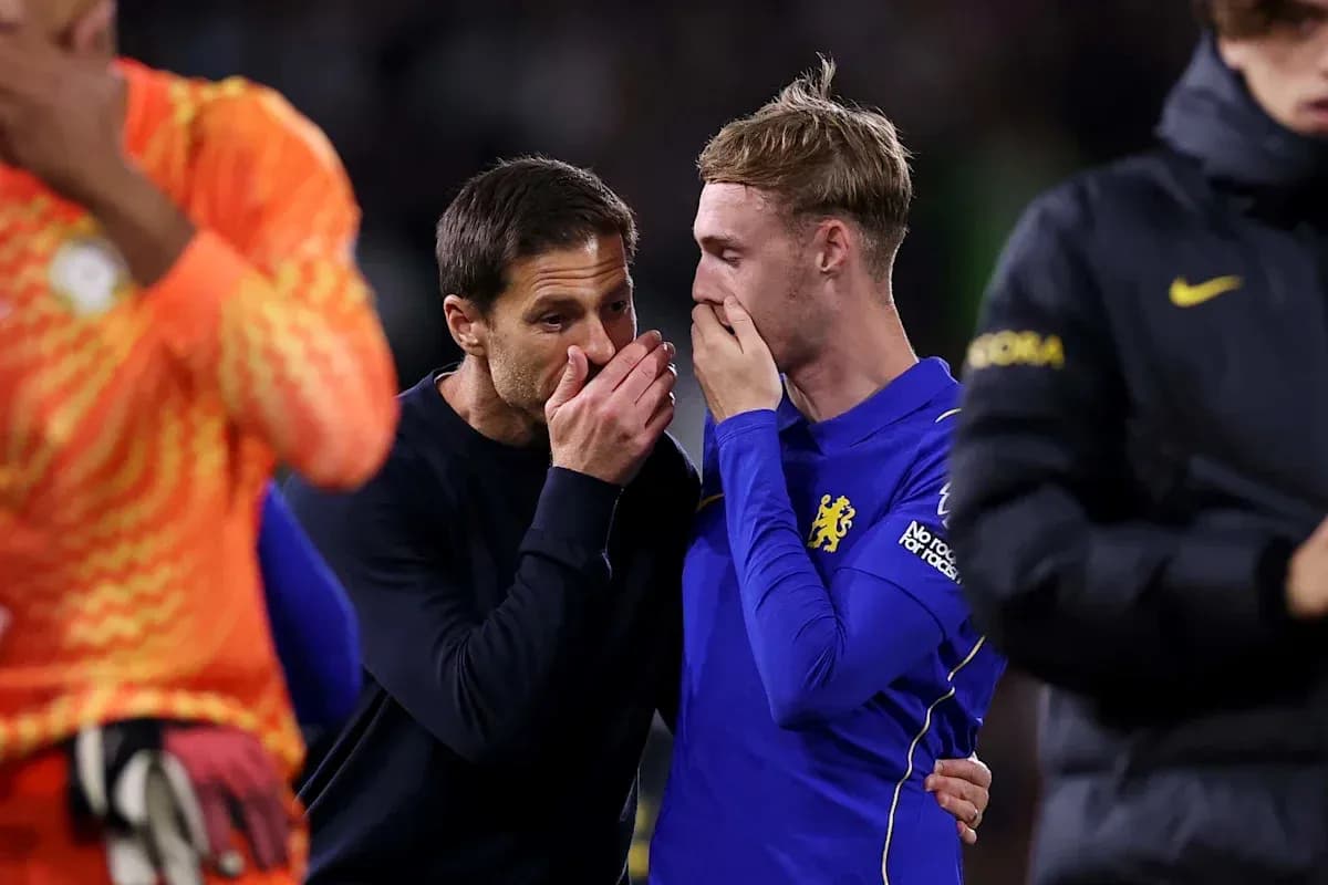 Entrenador hablando en privado con jugador de Chelsea Entrenador hablando en privado con jugador de Chelsea