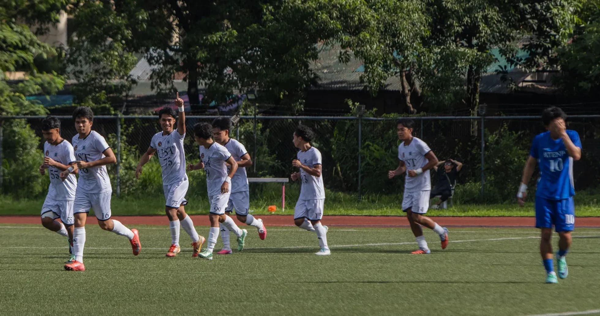 Jugadores de UST celebrando un gol en el campo Jugadores de UST celebrando un gol en el campo