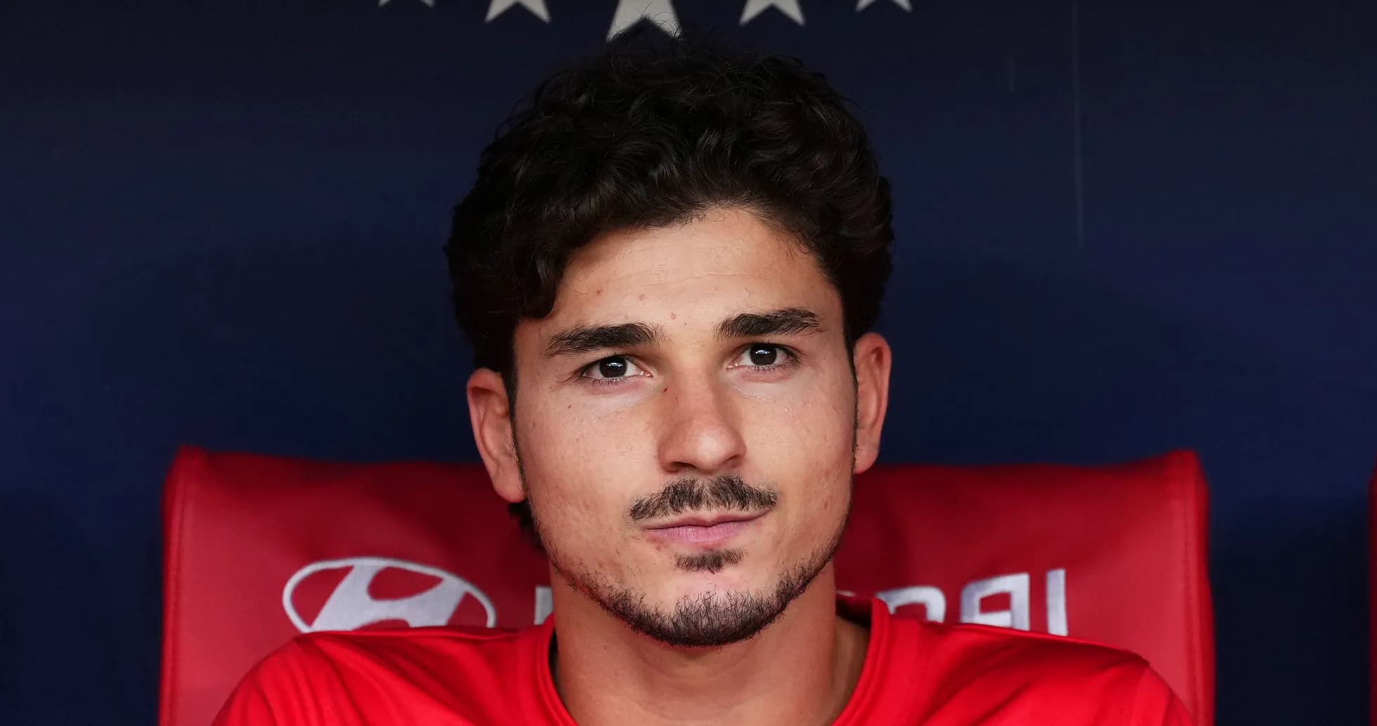Jugador sentado en el banquillo durante un partido Jugador sentado en el banquillo durante un partido