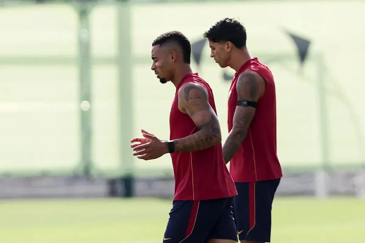 Dos jugadores corriendo durante sesión de entrenamiento Dos jugadores corriendo durante sesión de entrenamiento