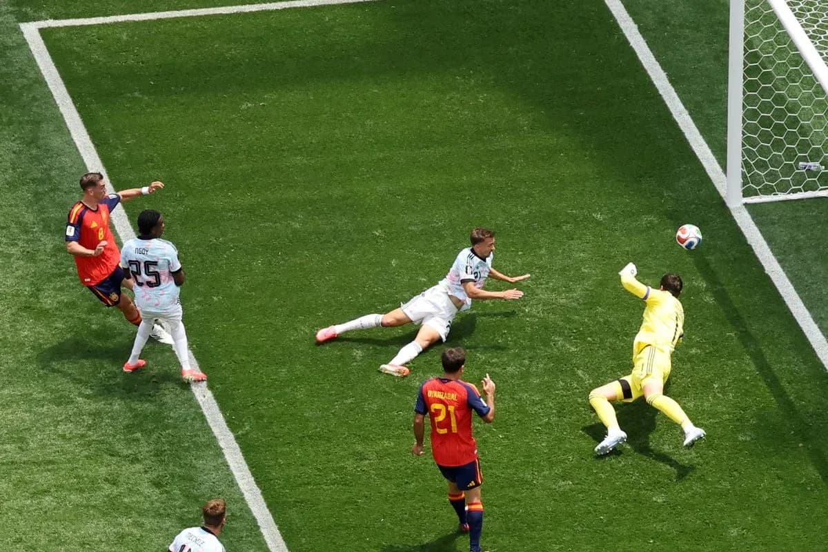 Jugador lanzando el balón hacia la portería en partido Jugador lanzando el balón hacia la portería en partido