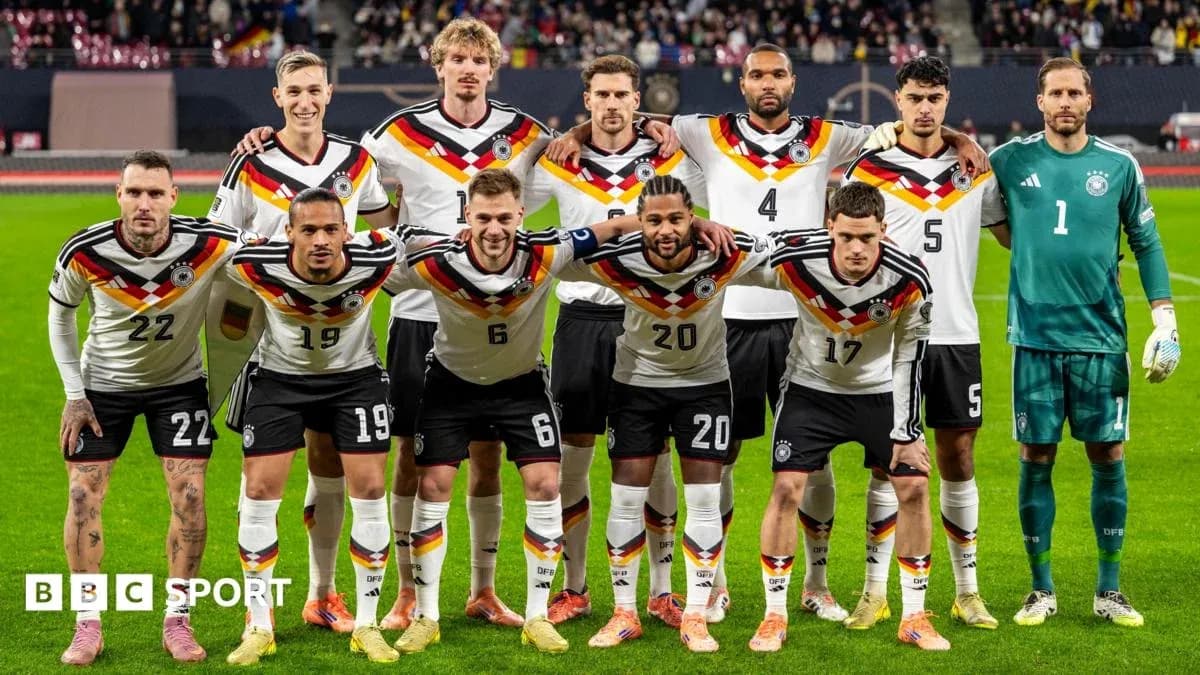 Equipo de fútbol de Alemania posando en formación Equipo de fútbol de Alemania posando en formación