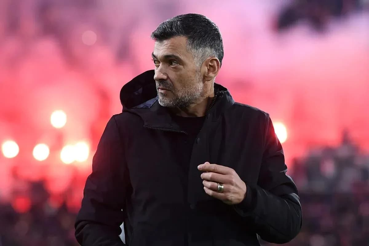 Entrenador observando el partido con fondo de humo Entrenador observando el partido con fondo de humo