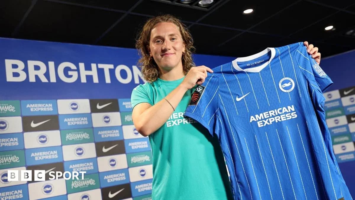 Jugador presenta camiseta de Brighton en conferencia de prensa Jugador presenta camiseta de Brighton en conferencia de prensa