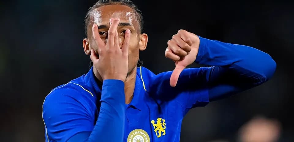 Jugador de Chelsea mostrando gestos tras el partido Jugador de Chelsea mostrando gestos tras el partido