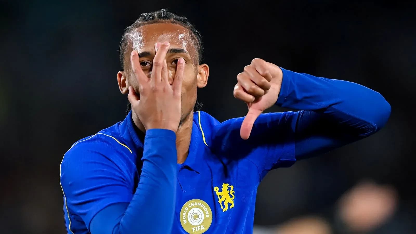 Jugador de Chelsea mostrando gestos tras el partido Jugador de Chelsea mostrando gestos tras el partido