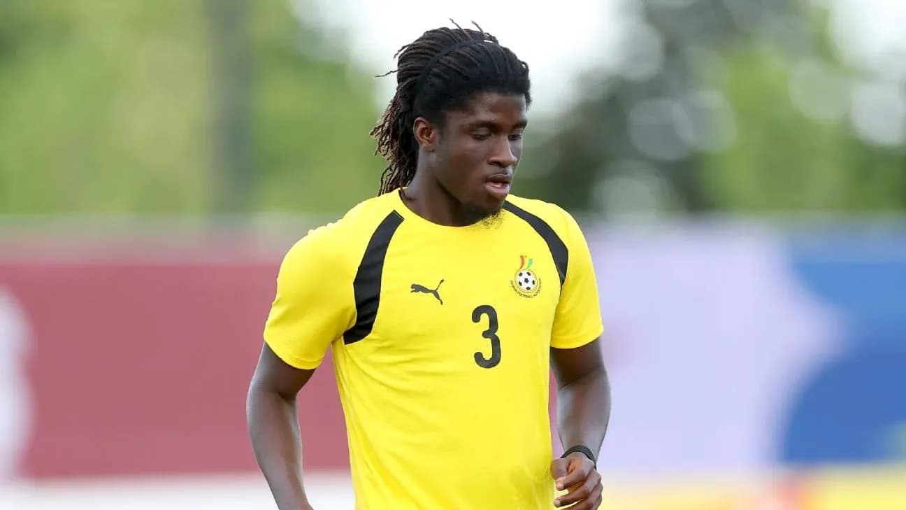 Jugador de Ghana entrenando con camiseta amarilla Jugador de Ghana entrenando con camiseta amarilla