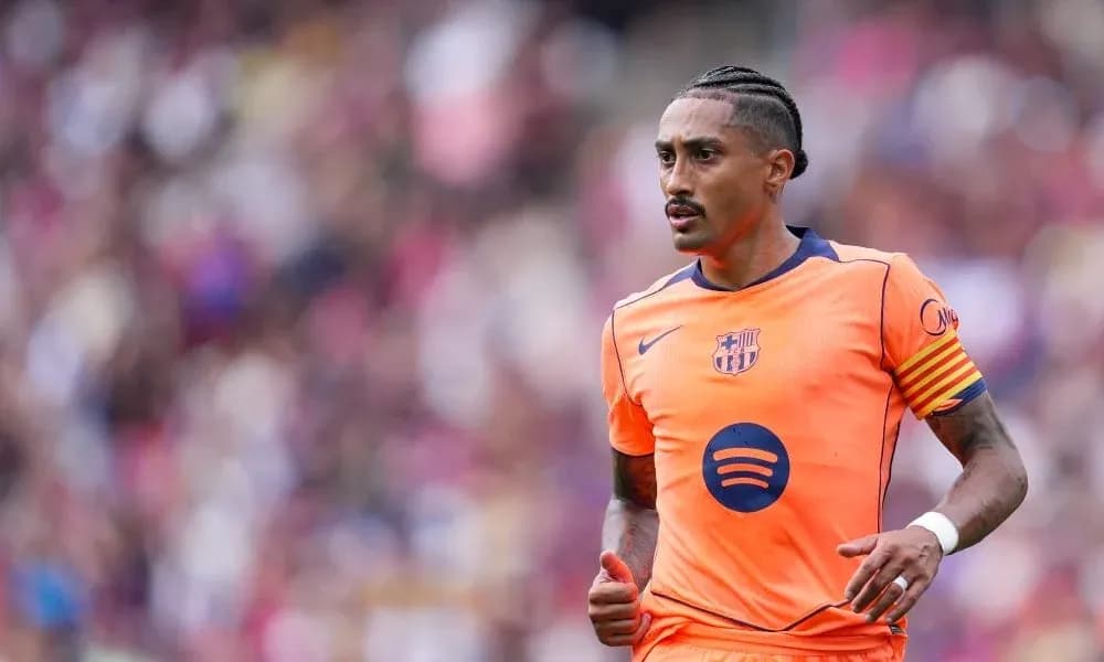 Jugador de Barcelona con uniforme naranja en el campo Jugador de Barcelona con uniforme naranja en el campo