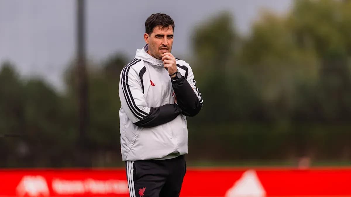 Entrenador de Liverpool observando la sesión de entrenamiento Entrenador de Liverpool observando la sesión de entrenamiento