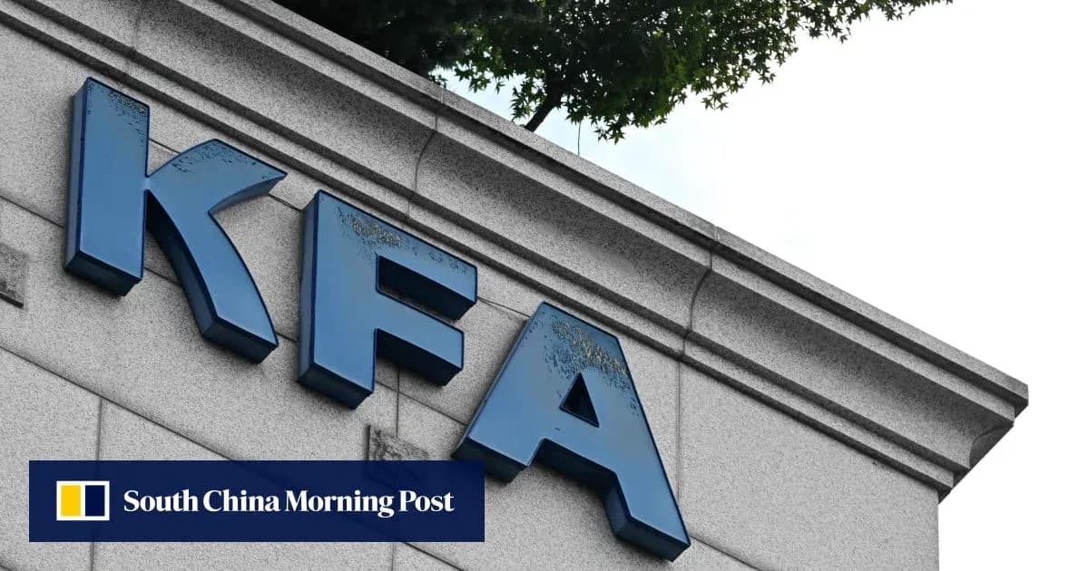 Logotipo de KFA en edificio moderno Logotipo de KFA en edificio moderno