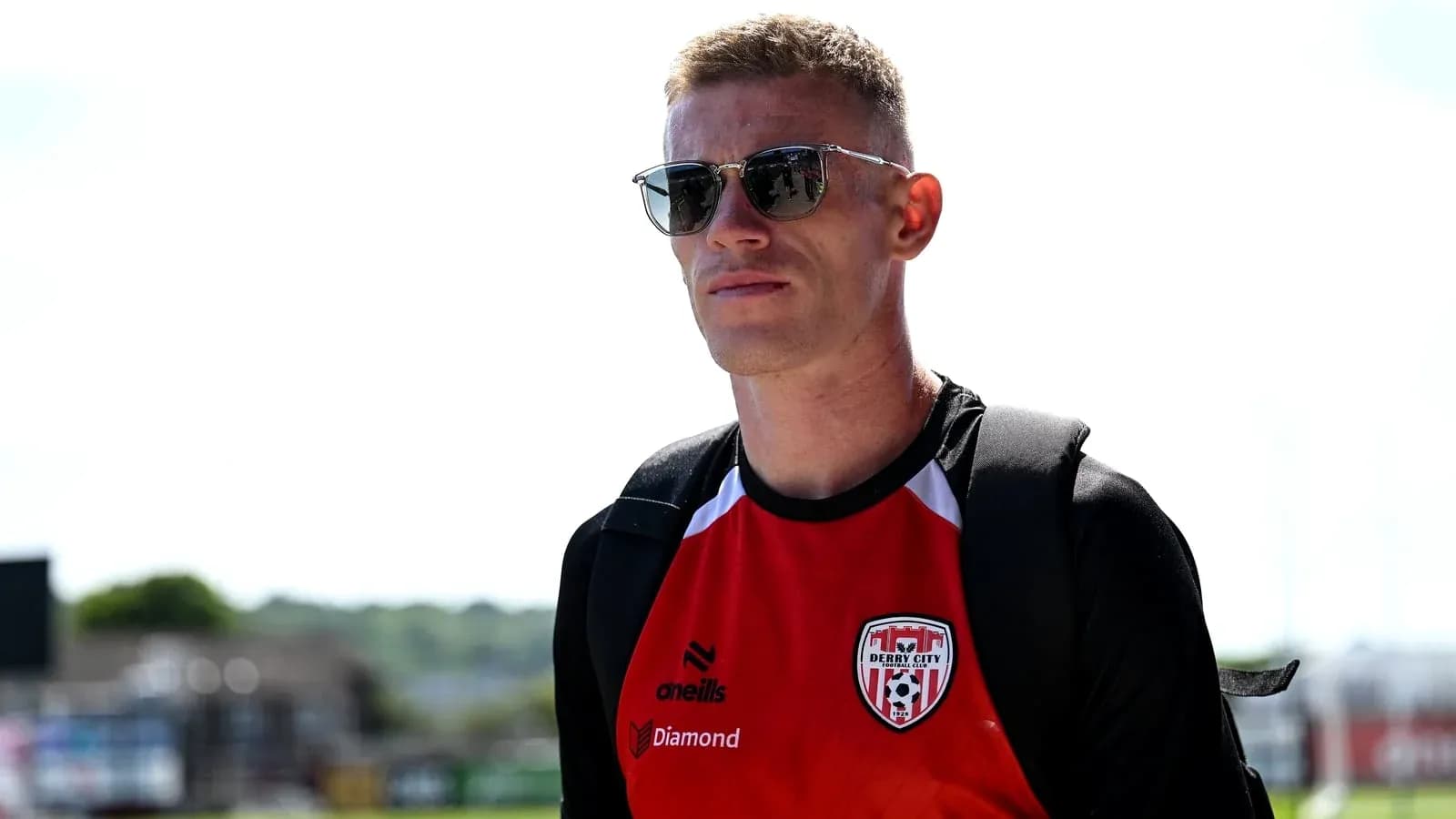 Jugador de Derry City llegando con gafas de sol Jugador de Derry City llegando con gafas de sol