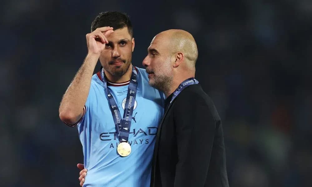 Jugador y entrenador de Manchester City tras el partido Jugador y entrenador de Manchester City tras el partido