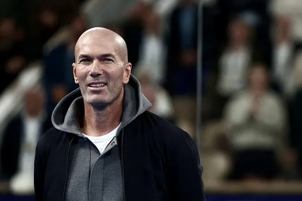 Zinedine Zidane en evento deportivo con público de fondo Zinedine Zidane en evento deportivo con público de fondo