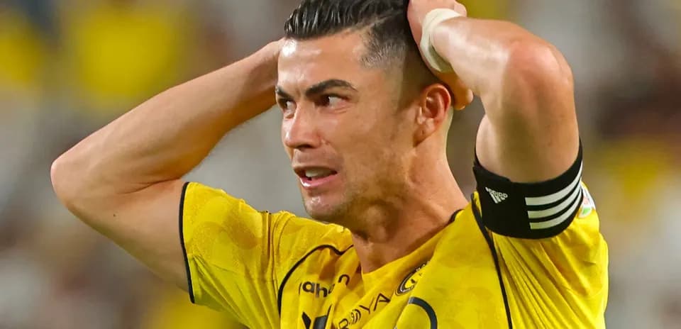 Jugador con camiseta amarilla se lleva las manos a la cabeza Jugador con camiseta amarilla se lleva las manos a la cabeza