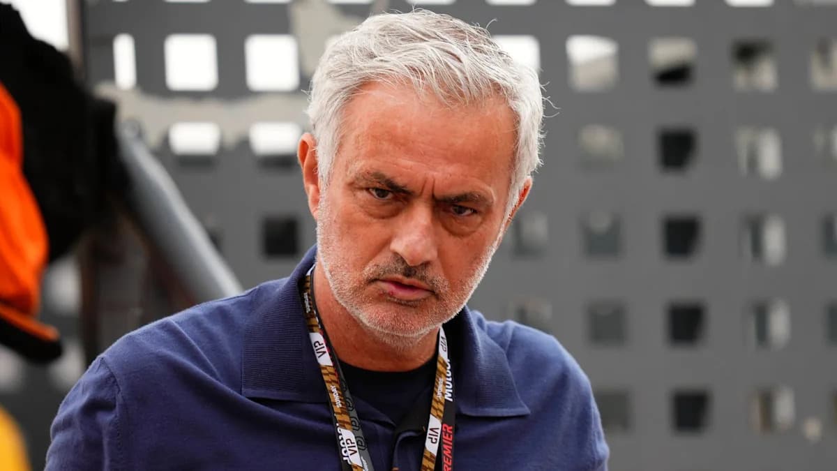 Entrenador en un evento deportivo con fondo gris Entrenador en un evento deportivo con fondo gris