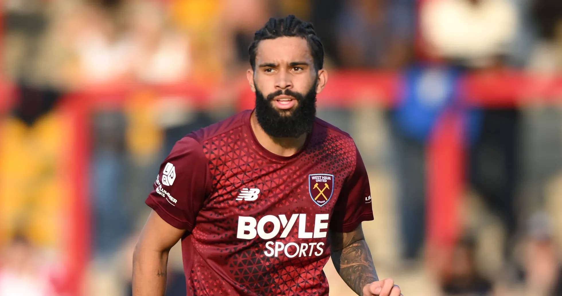 Jugador de West Ham United corriendo en el campo Jugador de West Ham United corriendo en el campo