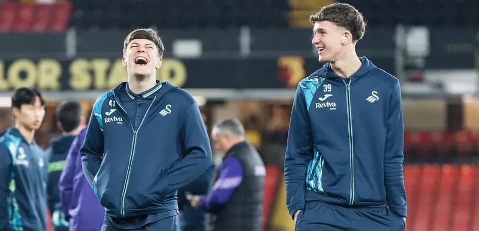 Jugadores de Swansea riendo en el campo de entrenamiento Jugadores de Swansea riendo en el campo de entrenamiento