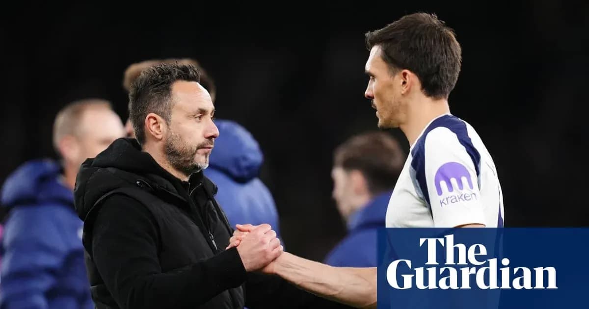 Entrenador y jugador saludándose tras el partido Entrenador y jugador saludándose tras el partido
