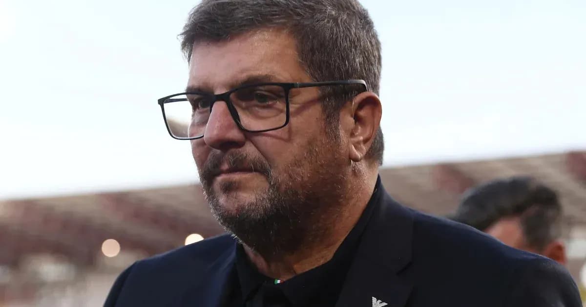 Hombre con gafas en un estadio de fútbol Hombre con gafas en un estadio de fútbol