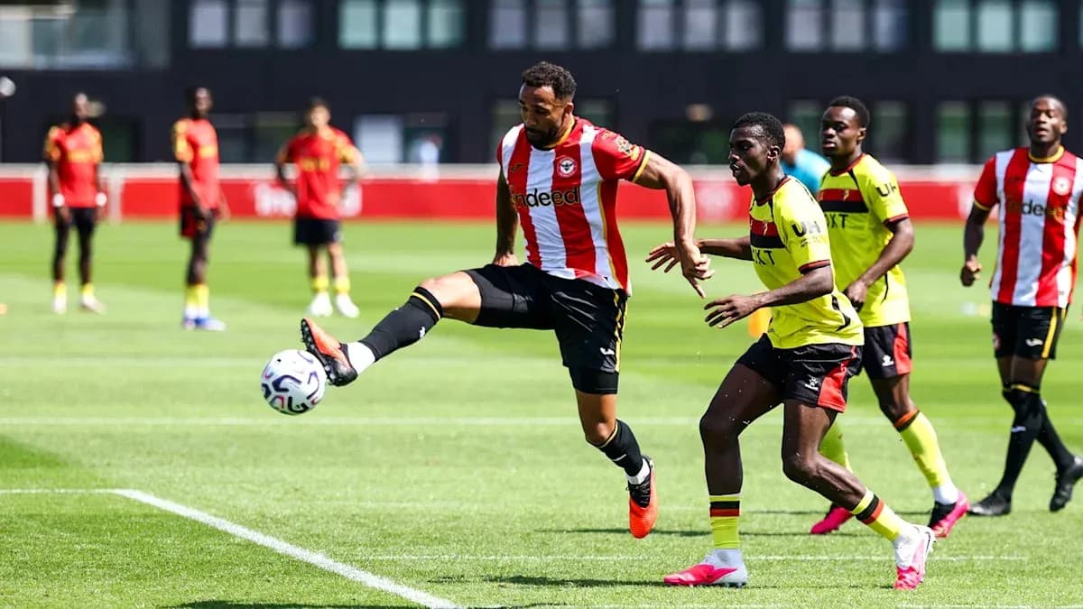 Jugador de Brentford despejando el balón en entrenamiento Jugador de Brentford despejando el balón en entrenamiento