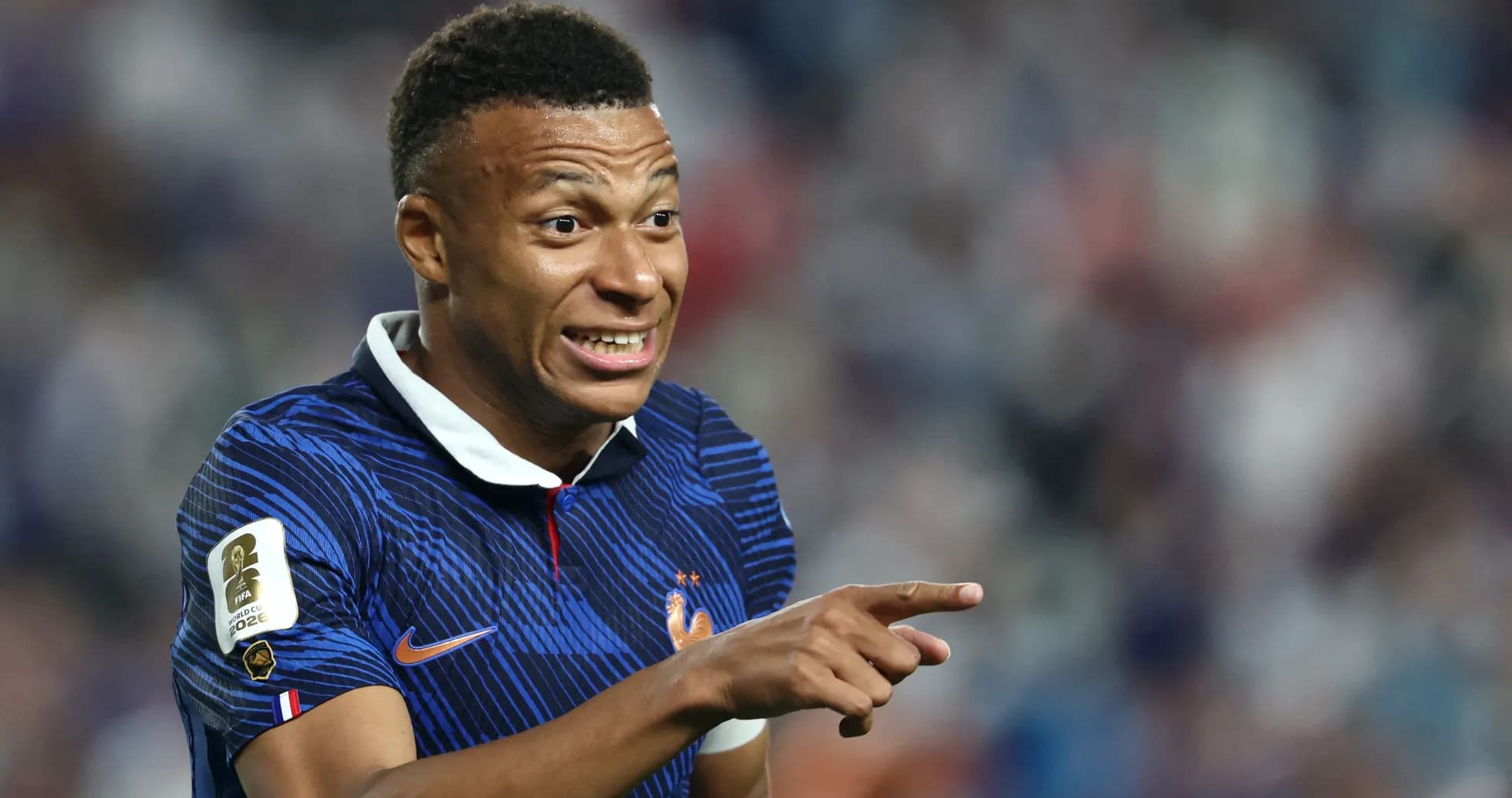 Jugador de Francia señalando durante un partido Jugador de Francia señalando durante un partido