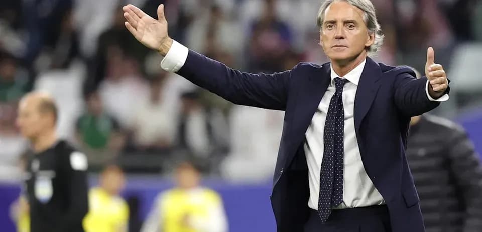 Entrenador gesticulando durante un partido de fútbol Entrenador gesticulando durante un partido de fútbol