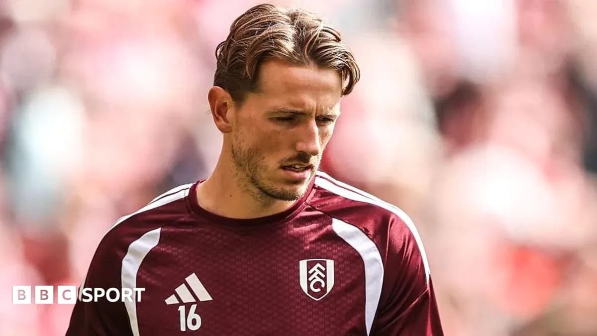 Jugador de Fulham en uniforme durante calentamiento Jugador de Fulham en uniforme durante calentamiento