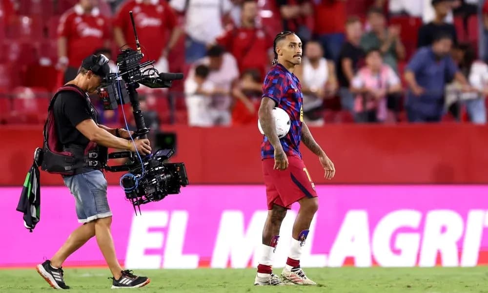 Jugador con balón mientras camarógrafo lo sigue Jugador con balón mientras camarógrafo lo sigue