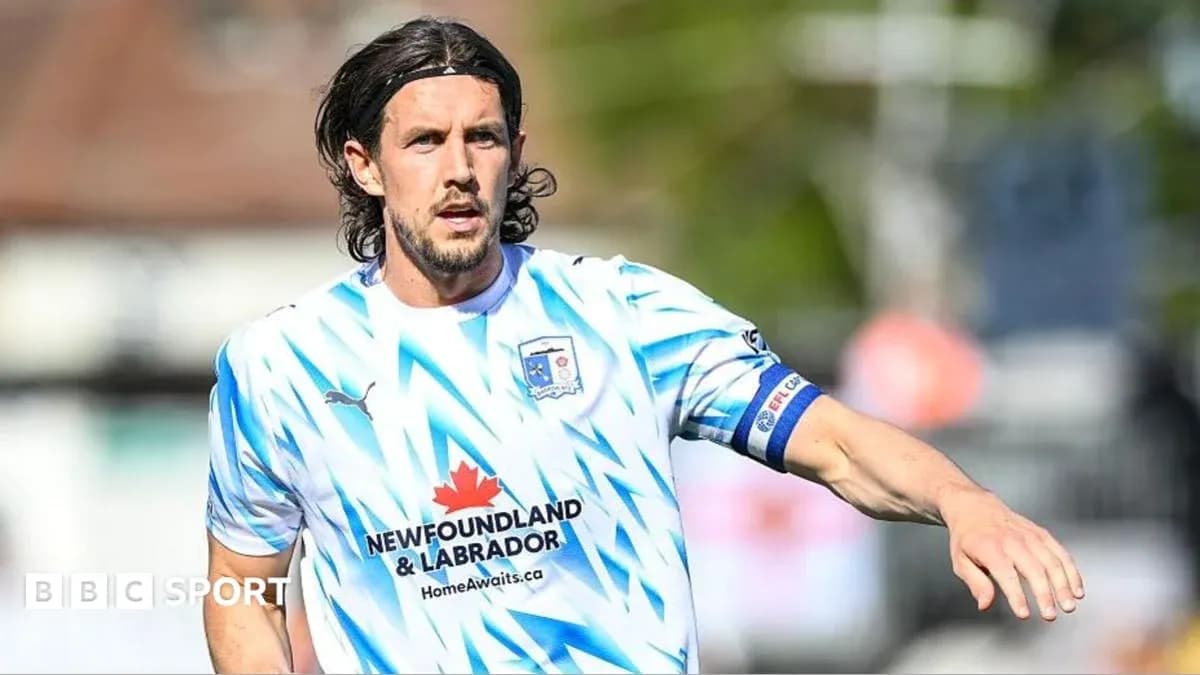 Jugador con camiseta blanca y azul en el campo Jugador con camiseta blanca y azul en el campo