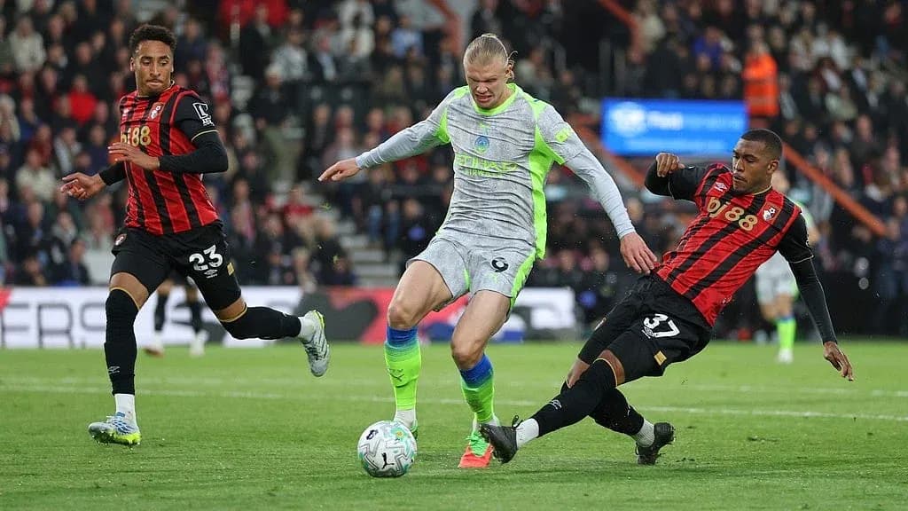 Haaland enfrentando a dos defensores de Bournemouth Haaland enfrentando a dos defensores de Bournemouth
