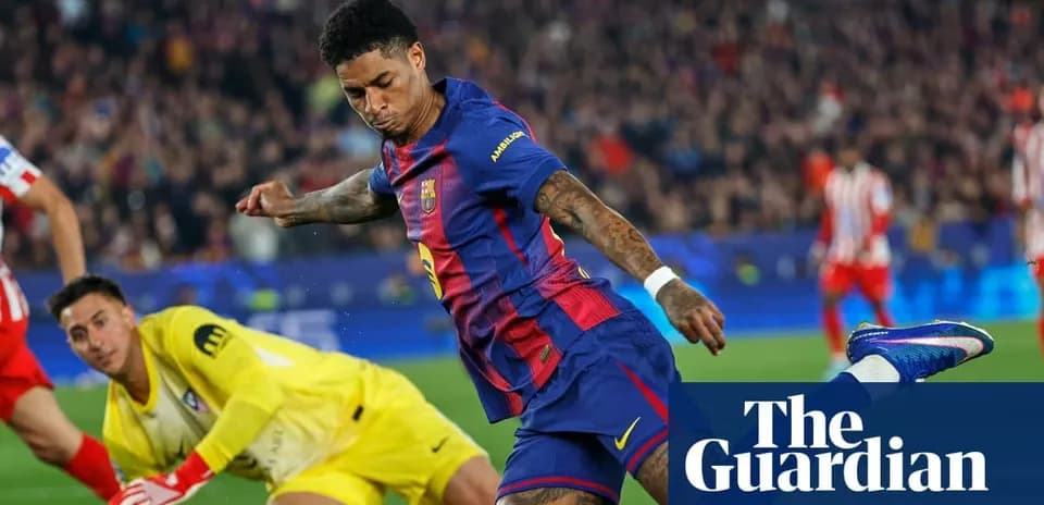 Jugador de Barcelona disparando a puerta ante el portero Jugador de Barcelona disparando a puerta ante el portero