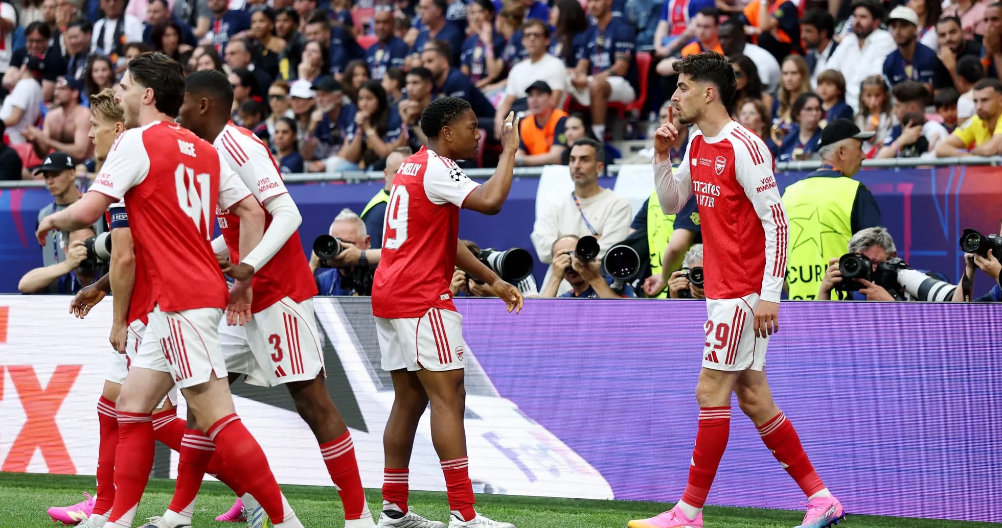Jugadores de Arsenal celebrando un gol en el partido Jugadores de Arsenal celebrando un gol en el partido