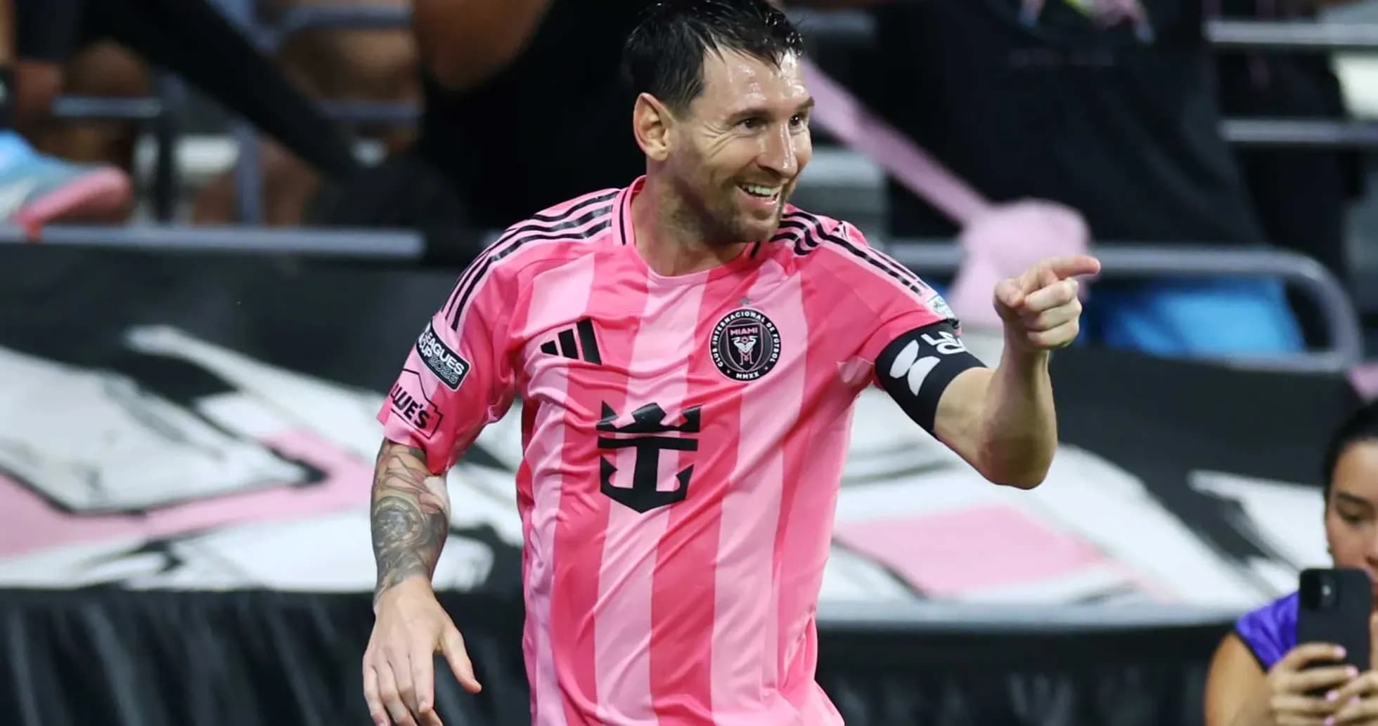 Jugador celebrando en uniforme rosa de Inter Miami Jugador celebrando en uniforme rosa de Inter Miami