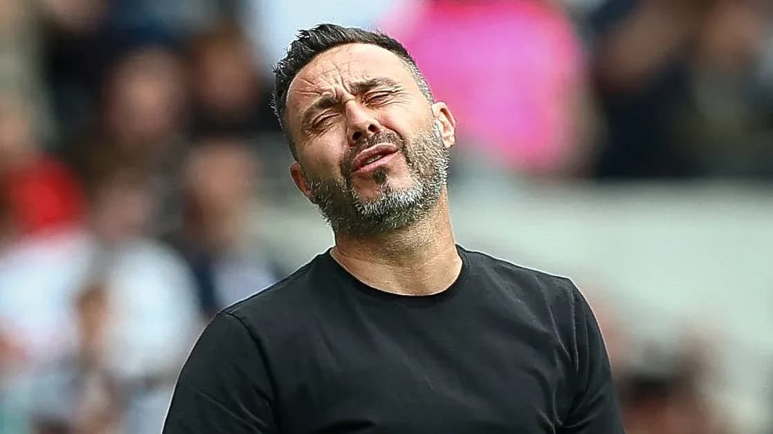 Entrenador mostrando frustración durante el partido Entrenador mostrando frustración durante el partido