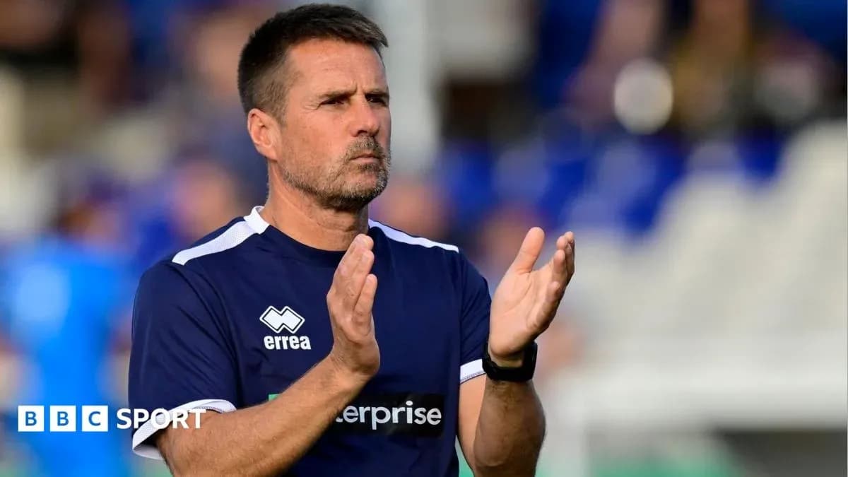 Entrenador aplaudiendo durante el partido Entrenador aplaudiendo durante el partido