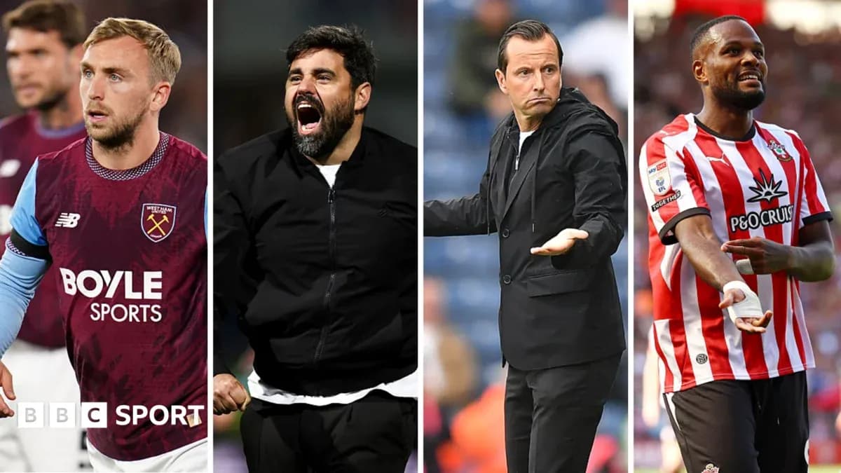 Cuatro personas relacionadas con el fútbol en acción Cuatro personas relacionadas con el fútbol en acción