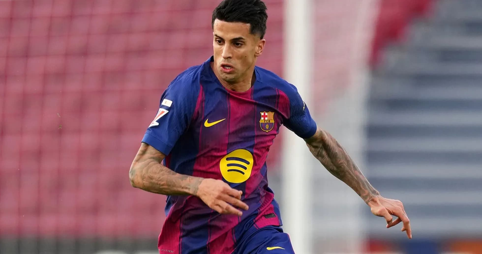 Jugador de Barcelona corriendo con el balón en campo Jugador de Barcelona corriendo con el balón en campo